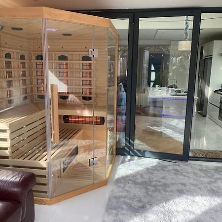 Modern 2Bed Pad W/ Hot Tub Villa Barking  Ngoại thất bức ảnh
