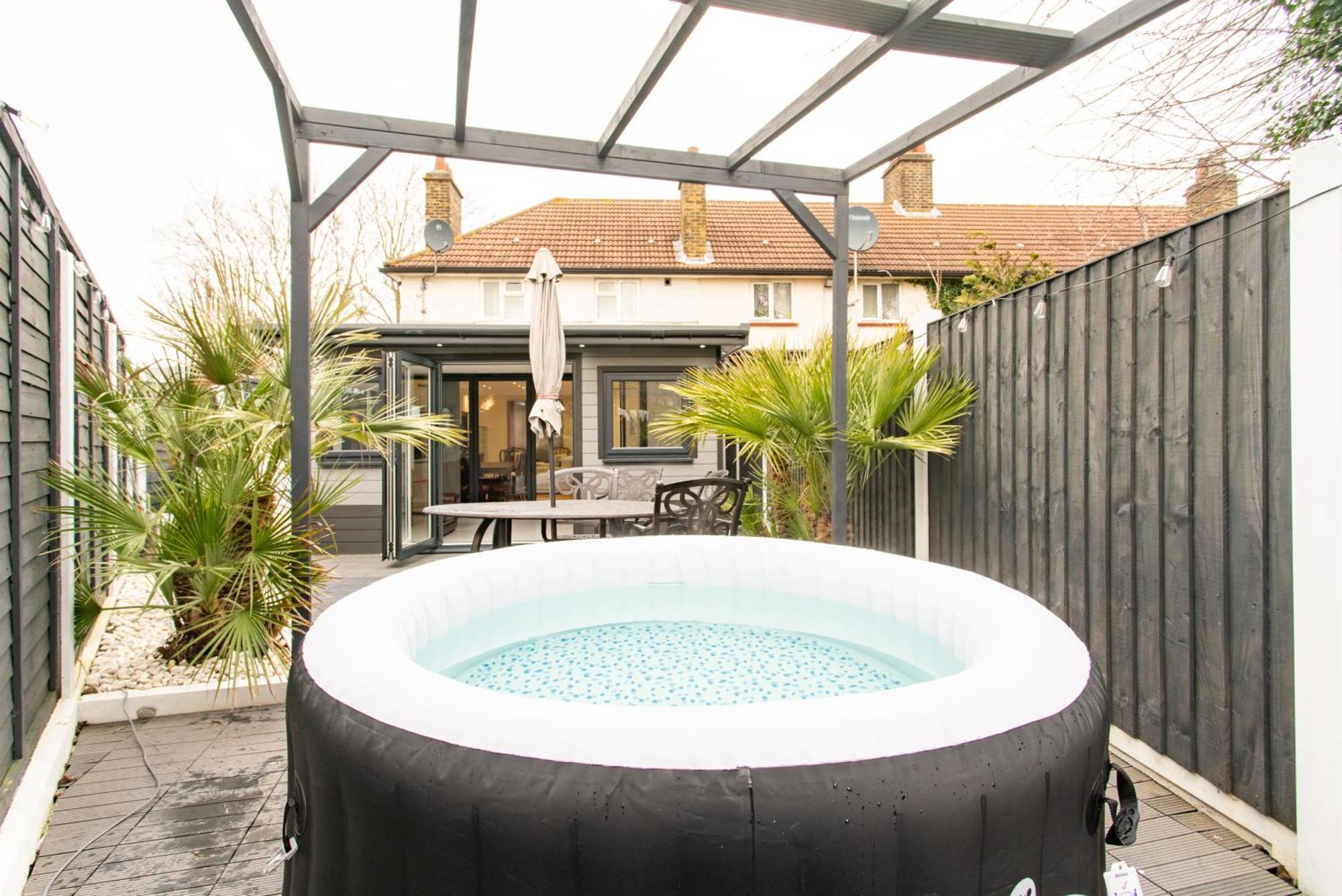 Modern 2Bed Pad W/ Hot Tub Villa Barking  Ngoại thất bức ảnh