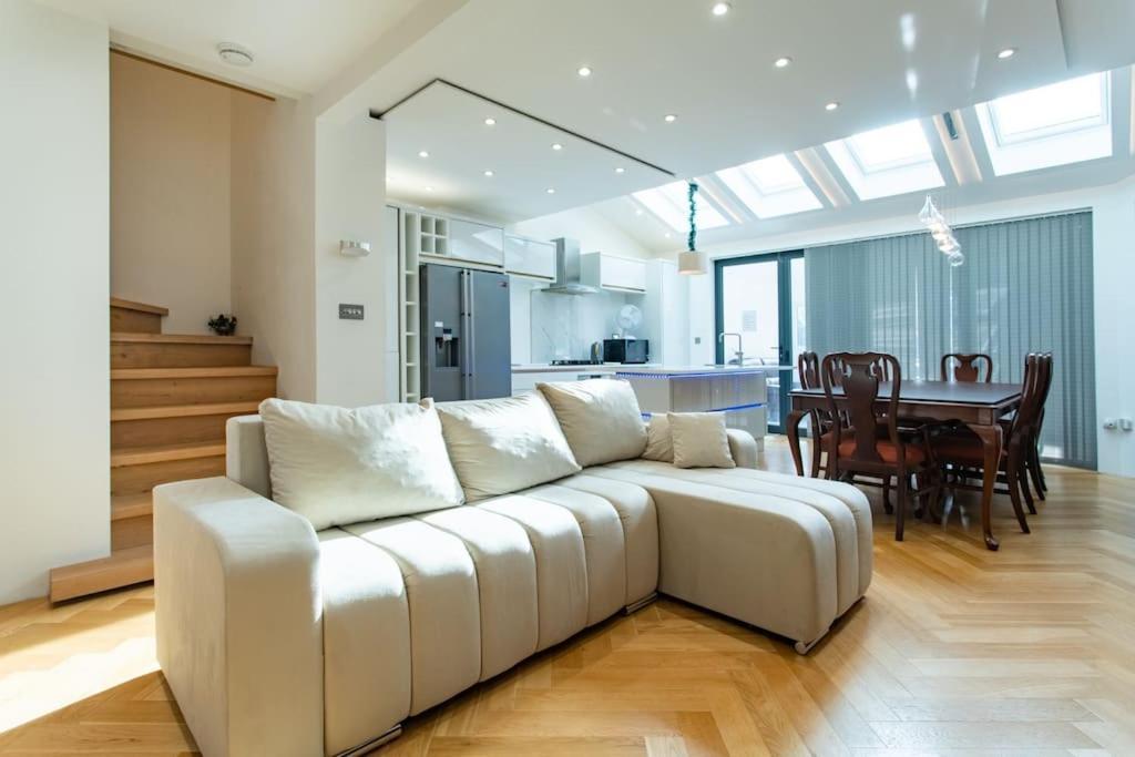 Modern 2Bed Pad W/ Hot Tub Villa Barking  Ngoại thất bức ảnh